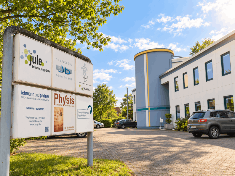 Außenansicht der PHYSIS Praxis in Großburgwedel